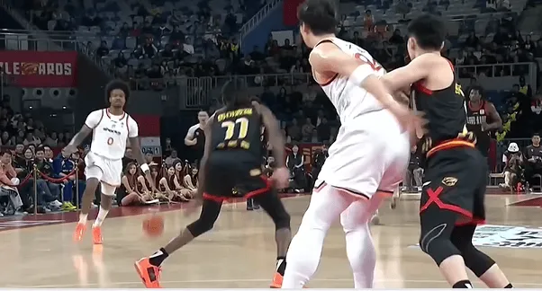 华体会-洛夫顿补篮得手上海轰出一波10-0，三节末已经抹平分差