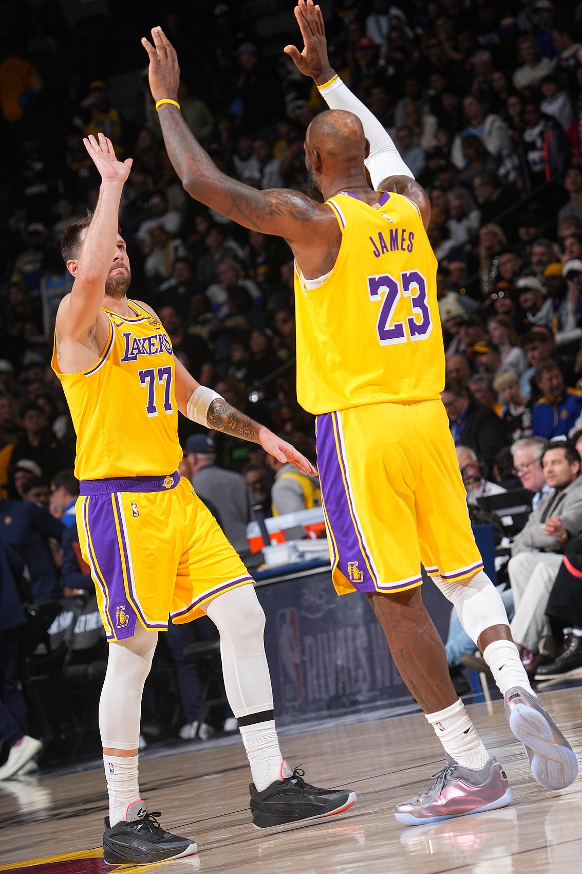 华体会官网-詹姆斯：掘金首节的三分简直投疯了 下半场我们提升了防守强度